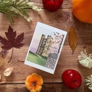 Château de pierres, étendue d'herbe et feuilles d'automne