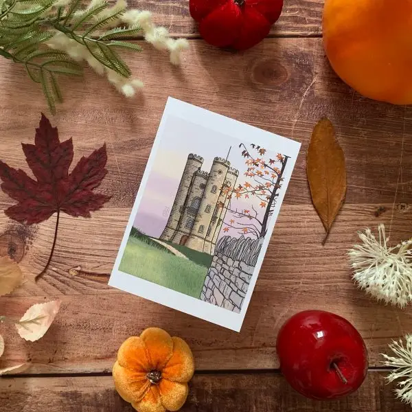 Château de pierres, étendue d'herbe et feuilles d'automne