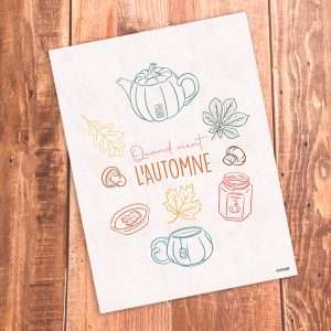 Affiche illustrée d’automne montrant une théière en forme de citrouille entourée de feuilles colorées, d’une bougie à la cannelle et de petites pâtisseries.