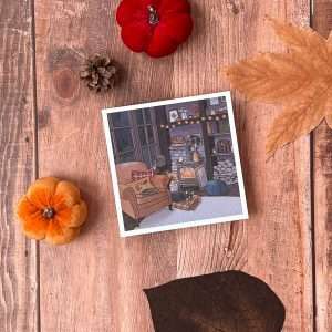 Illustration d’un salon décoré pour l’automne, avec cheminée allumée, fauteuil confortable, plaid, citrouilles, guirlande lumineuse et petit chat qui dort.