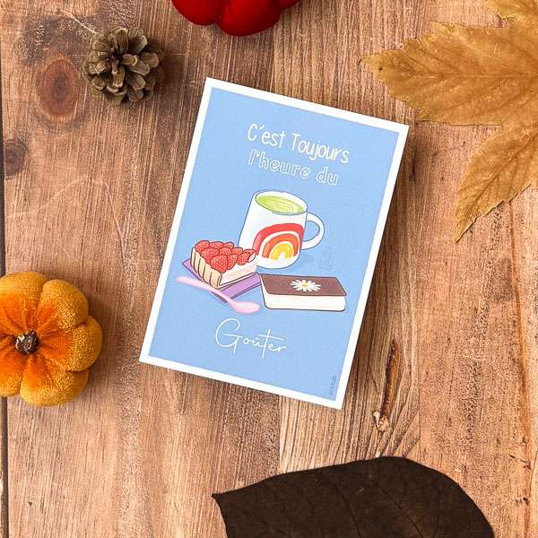 Carte illustrée avec boisson chaude, petit carnet et une tarte aux fraises sur fond bleu avec l’inscription « C’est toujours l’heure du Goûter ».