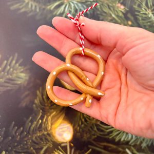 Suspension en argile en forme de bretzel décoratif pour sapin de Noël.