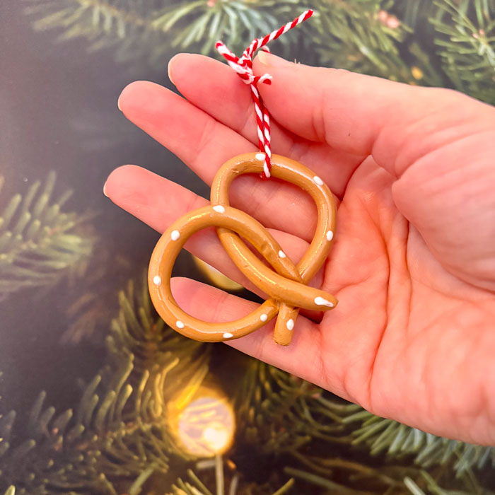 Suspension en argile en forme de bretzel décoratif pour sapin de Noël.