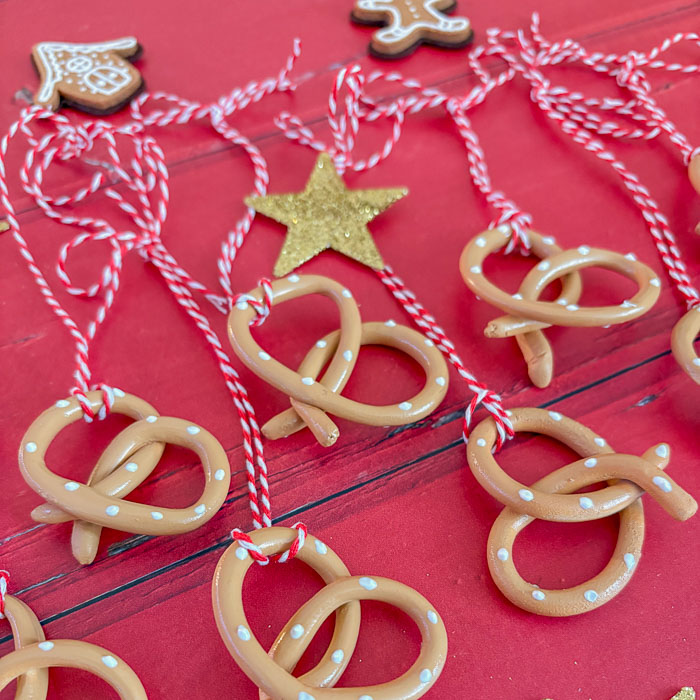 Suspension en argile en forme de bretzel décoratif pour sapin de Noël.
