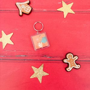 Porte-clés recto verso : une tasse de thé illustrée avec le texte “En Thérapie”, et au dos une illustration du château de Pornic.