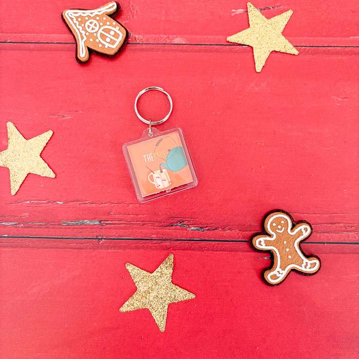 Porte-clés recto verso : une tasse de thé illustrée avec le texte “En Thérapie”, et au dos une illustration du château de Pornic.