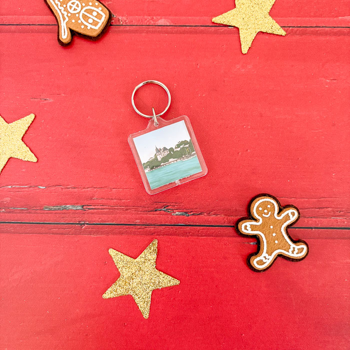 Porte-clés recto verso : une tasse de thé illustrée avec le texte “En Thérapie”, et au dos une illustration du château de Pornic.