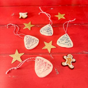 Suspension en argile en forme de petit sapin et chat, peinte et décorée pour Noël.