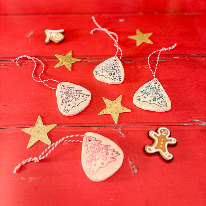 Suspension en argile en forme de petit sapin et chat, peinte et décorée pour Noël.