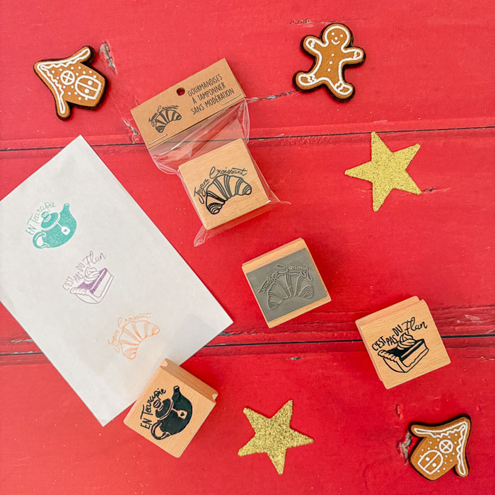 Tampon illustré d’un croissant souriant avec le texte “Joyeux Croissant”.