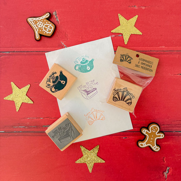 Plusieurs tampons encreurs illustrés, mêlant petites scènes gourmandes, jeux de mots légers et dessins poétiques.