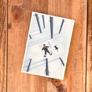 Illustration d’une forêt toute de blanc vêtue avec traces de pas dans la neige et un chaton jouant dans la poudreuse, ambiance hivernale douce et poétique.