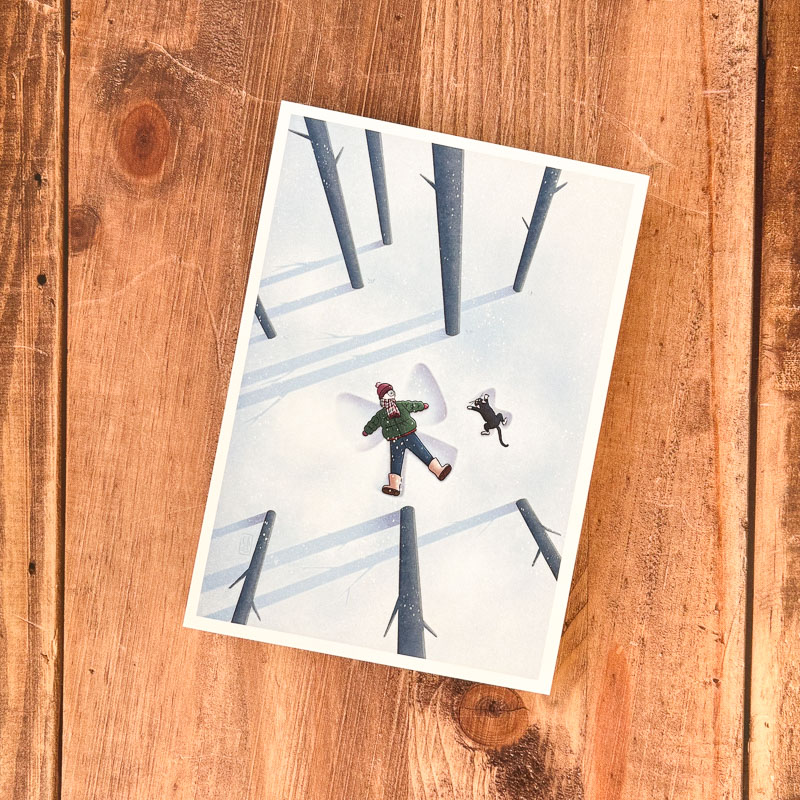 Illustration d’une forêt toute de blanc vêtue avec traces de pas dans la neige et un chaton jouant dans la poudreuse, ambiance hivernale douce et poétique.