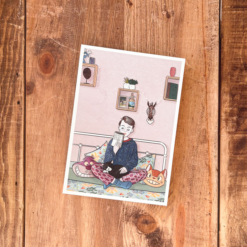 Jeune femme lisant confortablement avec son chat sur les genoux, entourée de symboles inspirés d’Alice au pays des merveilles et de Miyazaki, ambiance cosy, couleurs pastel.
