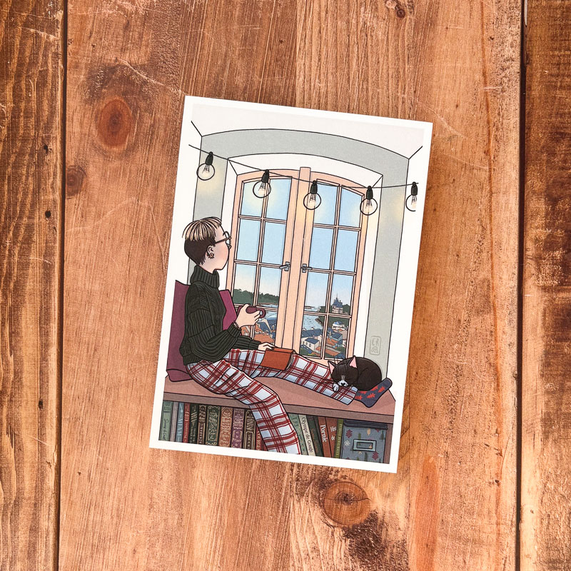 Illustration d’une femme à sa fenêtre observant la Ria de Pornic et le vieux port, boisson chaude et livre sur les genoux, chat à ses pieds, ambiance cocooning hivernale.