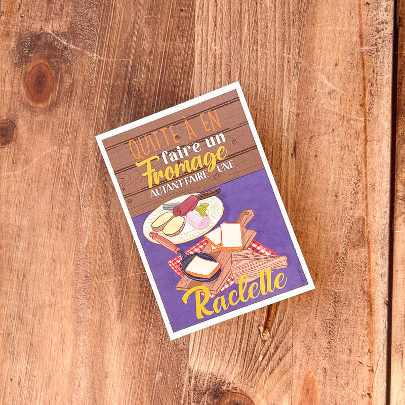 Illustration humoristique d’un poêlon de fromage fondu, assiette de charcuterie et pile de fromages, ambiance gourmande et festive.