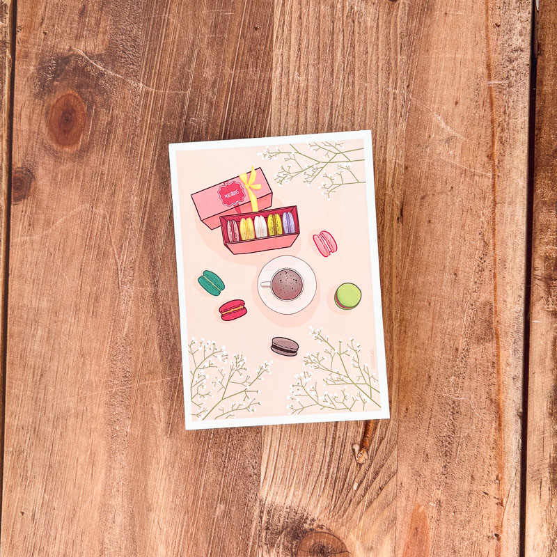 Illustration de macarons multicolores sur fond pastel, branches de cerisiers en fleurs, ambiance printanière et gourmande.