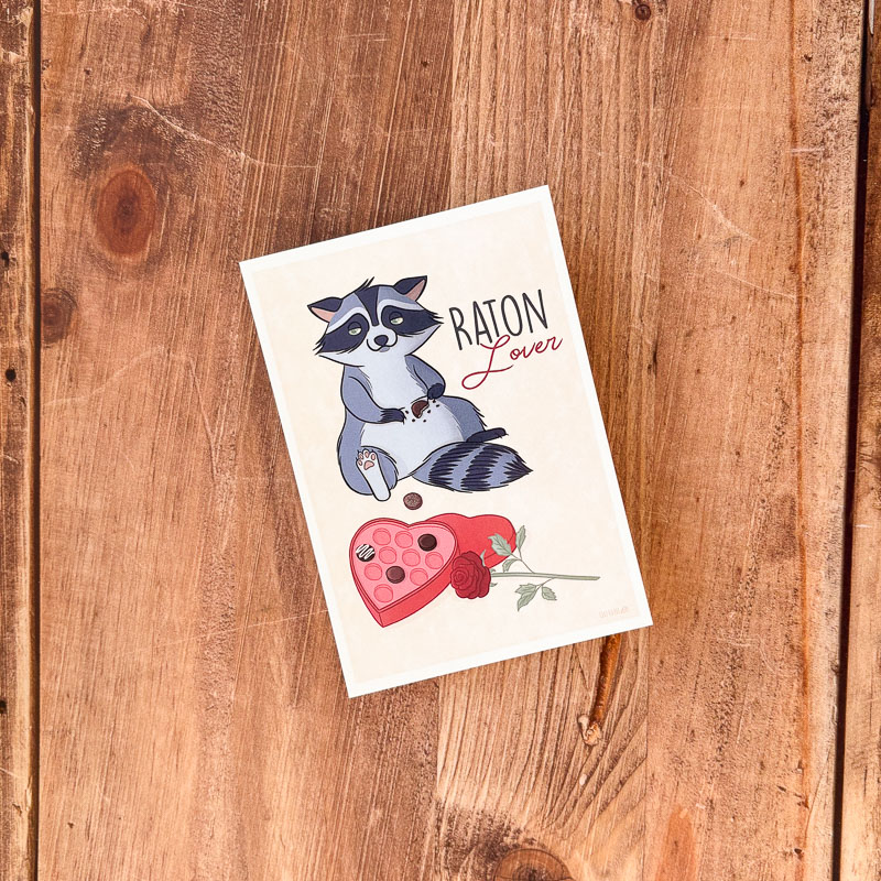 Illustration d’un petit râton laveur espiègle avec une petite bedaine, entouré de chocolats, ambiance humoristique et Saint-Valentin.