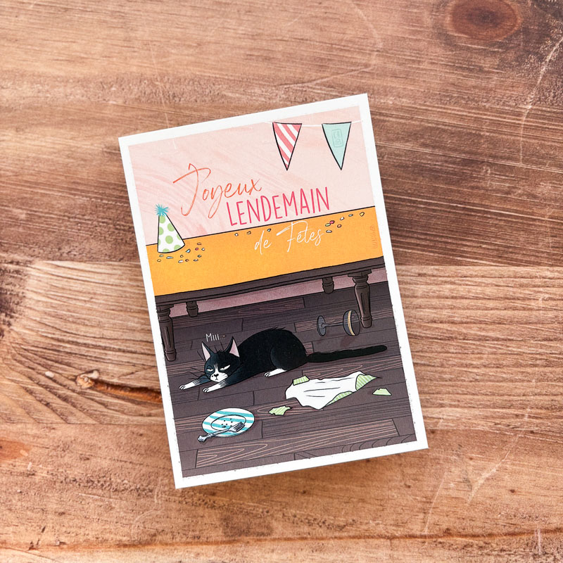 Illustration d’un petit chat chaffouin allongé parmi des restes de buffet, cadeaux et confettis, ambiance humoristique et festive.