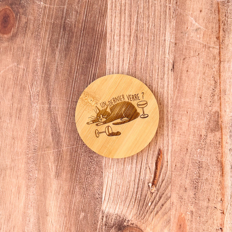 Goodies en bois gravés pour boissons, version ronde, résistants à l’eau et au chaud.