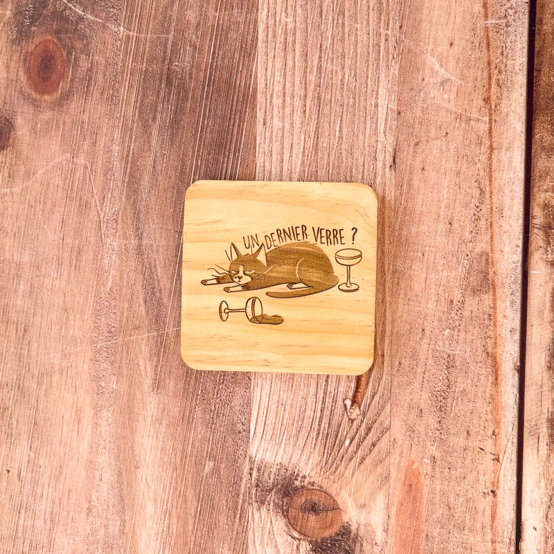 Goodies en bois gravés pour boissons, version carrée, résistants à l’eau et au chaud.