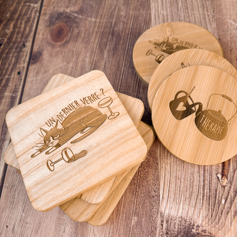 Goodies en bois gravés pour boissons chaudes, comprenant un dessous de verre “Un dernier verre” et une sous-tasse “En thérapie”, résistants à l’eau et au chaud.