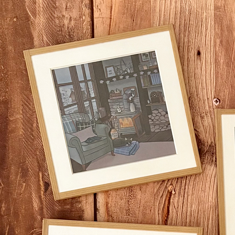 Illustration d’un salon décoré pour l’hiver, avec cheminée allumée, fauteuil confortable, plaid, guirlande lumineuse et petit chat qui dort.