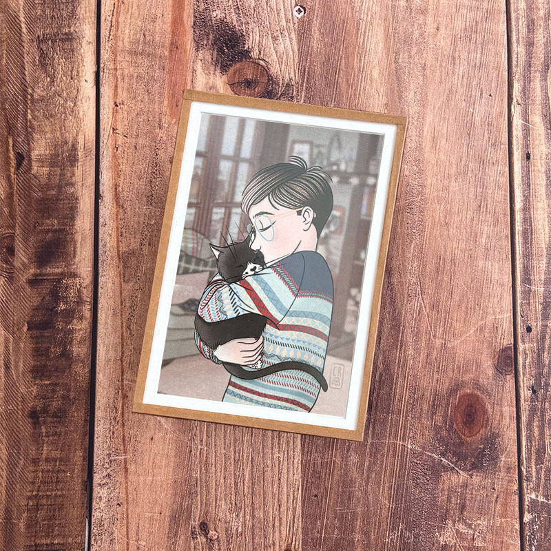 Illustration d’une femme et son petit chat blottis dans un câlin, fond flouté inspiré de l’illustration Séjour Cosy d’hiver, ambiance douce et cocon.