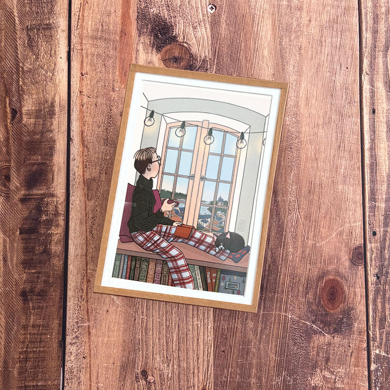 Illustration d’une femme à sa fenêtre observant la Ria de Pornic et le vieux port, boisson chaude et livre sur les genoux, chat à ses pieds, ambiance cocooning hivernale.