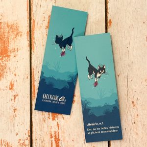 Marque-page illustré recto verso représentant un petit chat sous l’océan attrapant un poisson, avec une définition poétique du mot librairie.