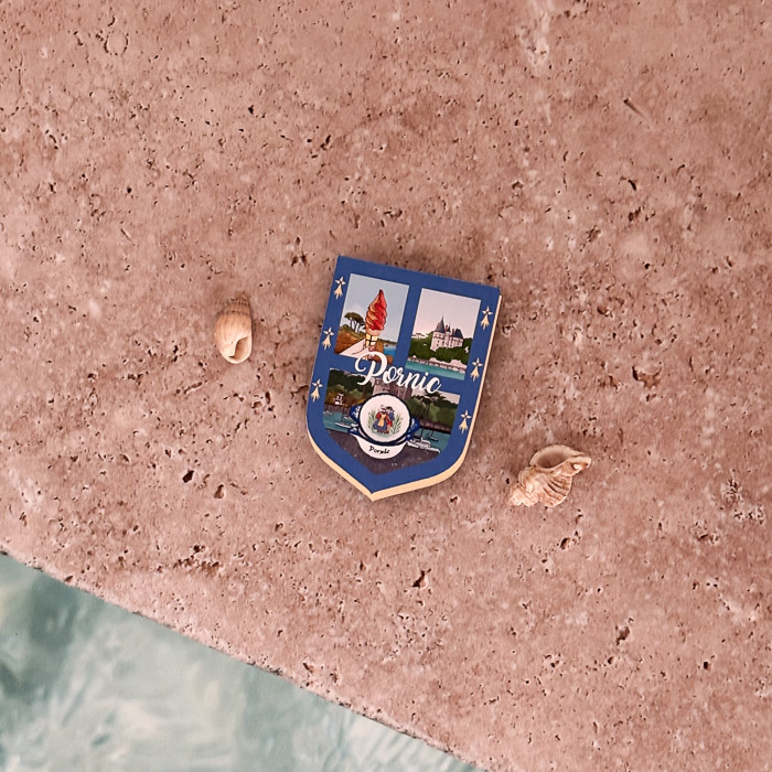 Magnet souvenir de Pornic coloré, motif illustré par Ceci Rjass, fait à Pornic, Pays de Retz