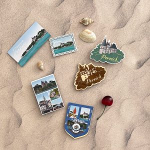 Magnettes souvenirs de Pornic, colorées, plusieurs modèles de goodies illustrés par Ceci Rjass, fait à Pornic