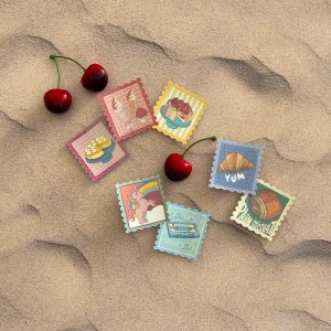 Timbres résistants à l'eau, colorés, motifs gourmands et humoristiques, illustrés par Ceci Rjass à Pornic