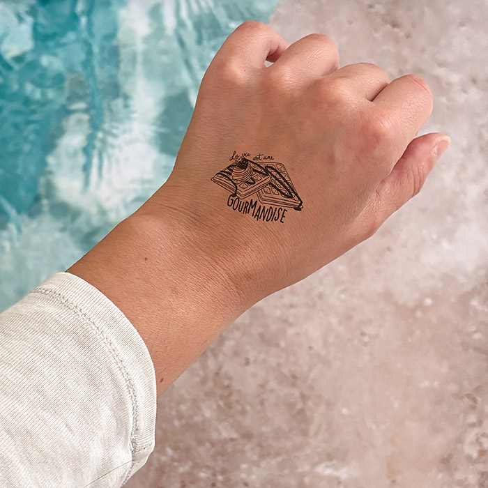 Tatouages éphémères noir et blanc ou avec touches de couleurs, motifs gourmands et humoristiques, créés par Ceci Rjass à Pornic